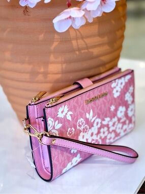 MICHAEL KORS Double Zip
Printed Signature Logo Wristlet
Wallet Carnation